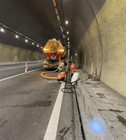 文罗镇隧道排水渠清淤